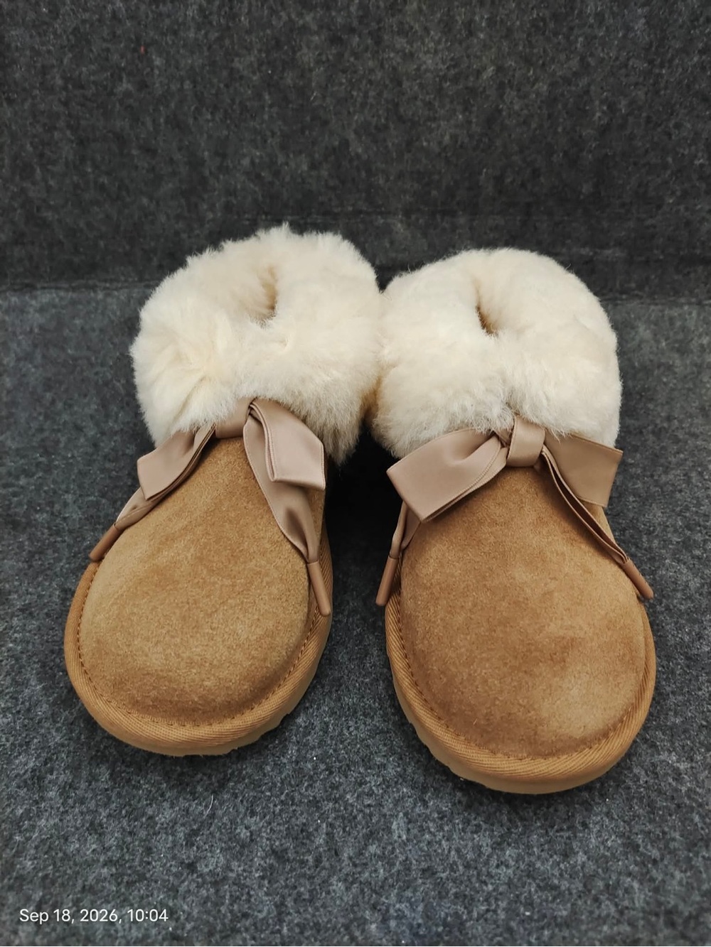 NWOB CHE UGG Bailey Slippers Girls' Grade School 1171200K Size 1